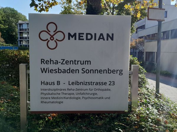 Schild Reha-Zentrum Wiesbaden Sonnenberg