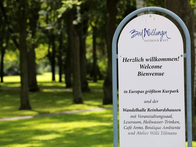 Kurpark Schild in Bad Wildungen mit Herzlich Willkommen
