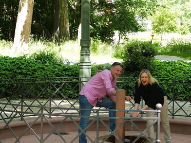 Kurpark Bad Homburg - Eine Frau und ein Mann stehen am Brunnen