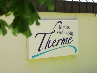 Schild der Justus von Liebig Therme in Bad Salzhausen