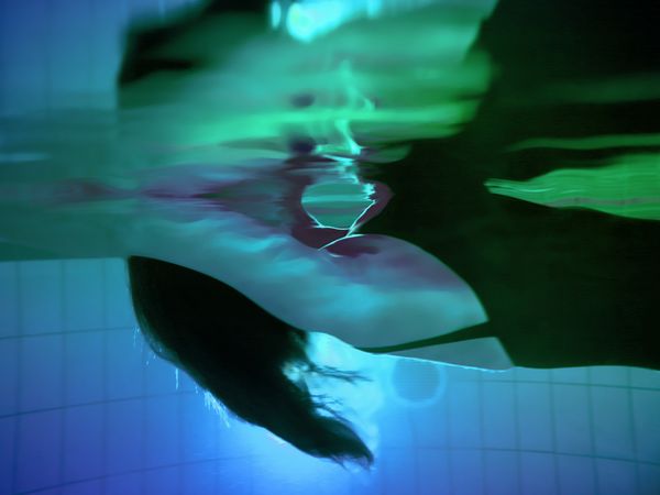 Toskana Therme Bad Orb - eine Frau schwimmt auf dem Rücken
