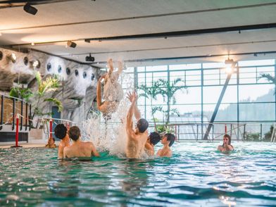 Sprung ins Wasser im Lagunen-Erlebnisbad Willingen Sprung ins Wasser im Lagunen-Erlebnisbad Willingen