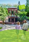 Deckblatt des Magazins In Balance 2025, zwei Frauen laufen auf einen Brunnen zu