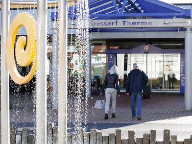 Eingang Spessart Therme Bad Soden-Salmünster - eine Frau und ein Mann betreten die Therme
