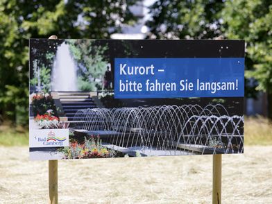 Hinweissschild Kurort - bitte fahren Sie langsam in Bad Bad Camberg