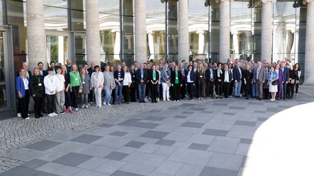 Gruppenbild Kurtag 2026 in Bad Wildungen vor der Wandelhalle